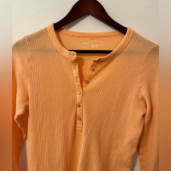 Aerie Women’s Long Sleeve Henley T-Shirt Buttons Peach Orange Size Medium - Picture 6 of 12